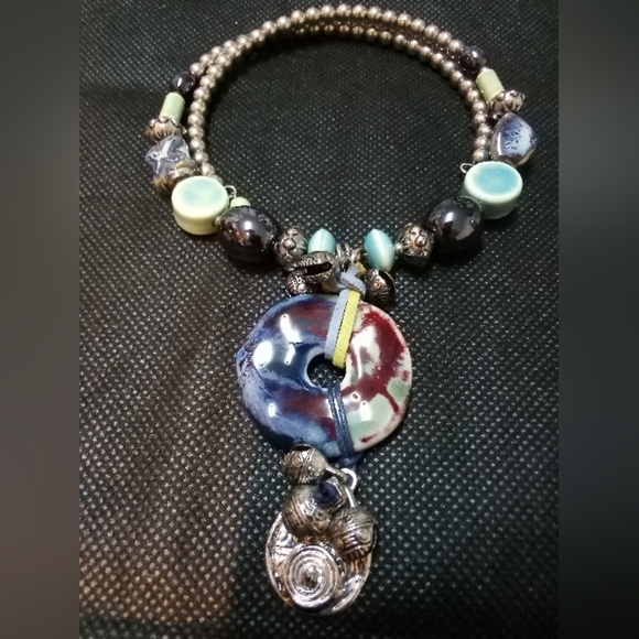 Source Unknown Jewelry - NWOT Peace Vibes ✌️Multicolor Pendant Choker Necklace, Very Colorful Stones.